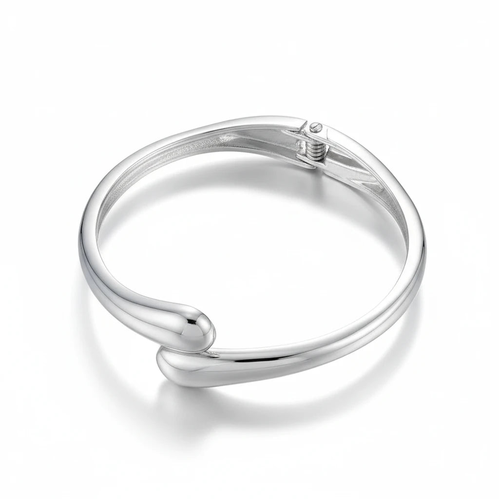 Flow Cuff Bracelet Silber am Handgelenk Damen