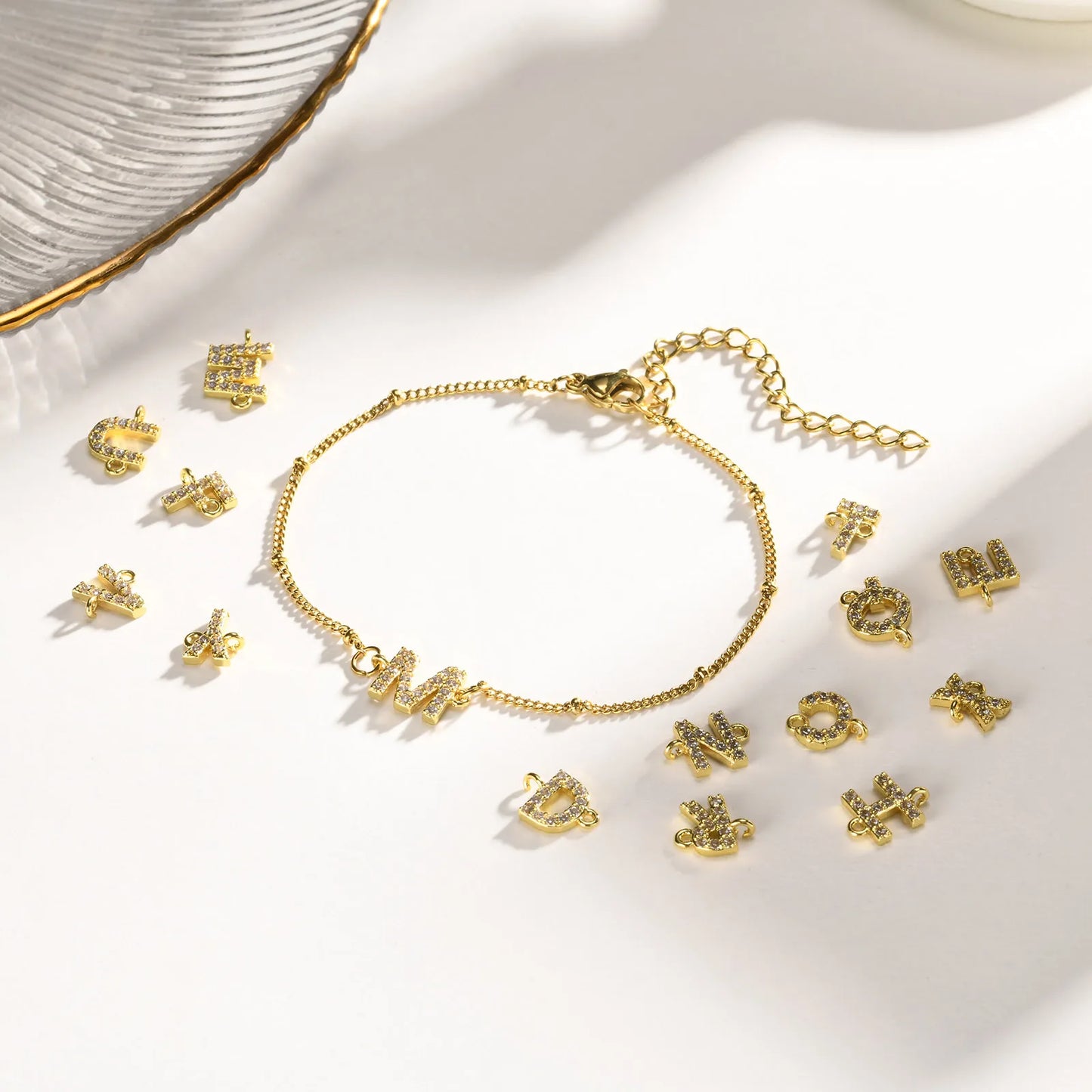 Initial Glow Armband Gold Buchstabe Detail Nahaufnahme