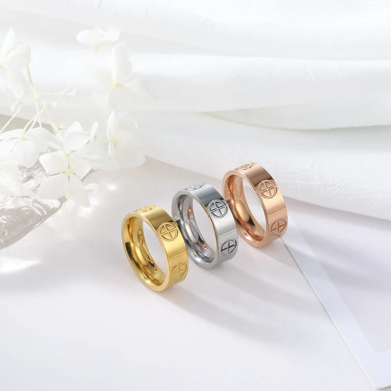 Kreuz Ring Gold 18K vergoldet Nahaufnahme Detail