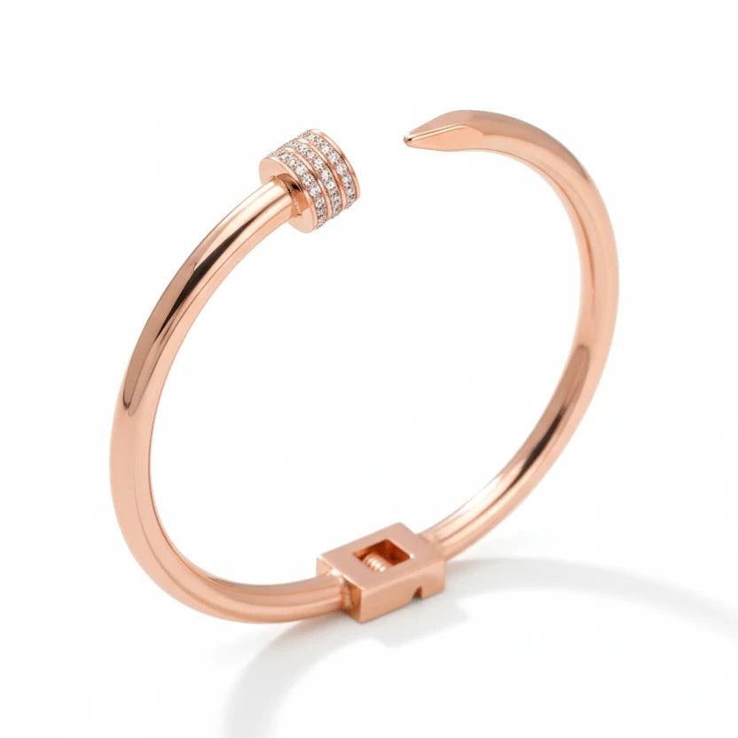 Moon Nail Armband am Handgelenk Damen Gold